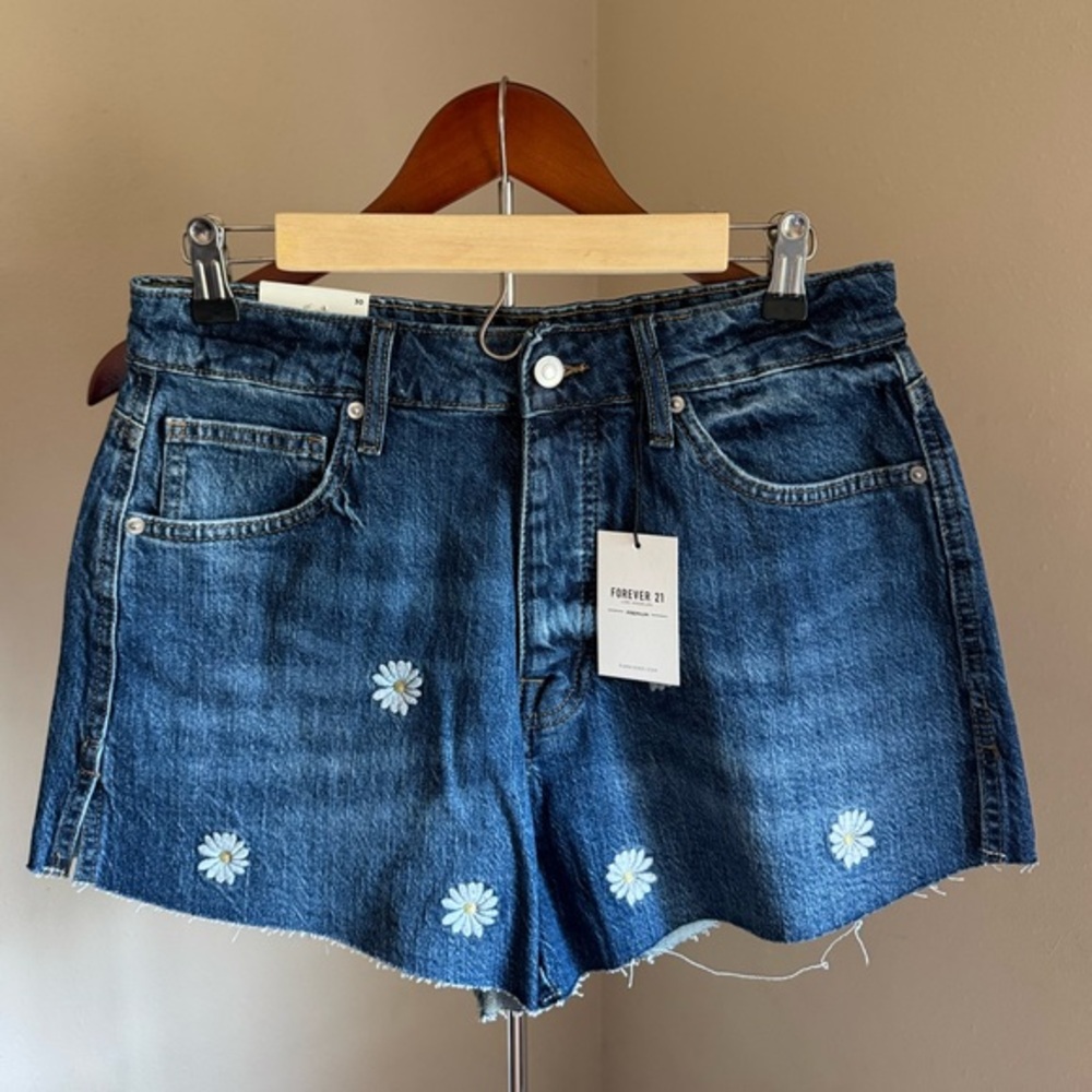 Shorts with embroidered floral pattern